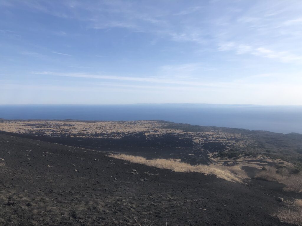 裏砂漠の風景 はるか先へ続く砂漠とその先の大海原