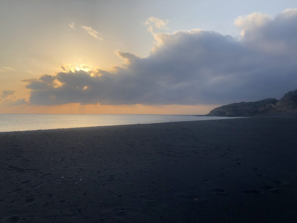 伊豆大島の砂の浜