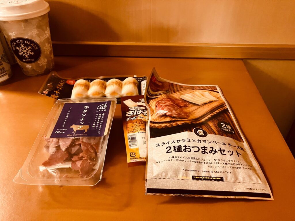 サンライズ瀬戸・出雲のシングルデラックス個室にあるテーブル。駅弁を広げるにも十分な広さ