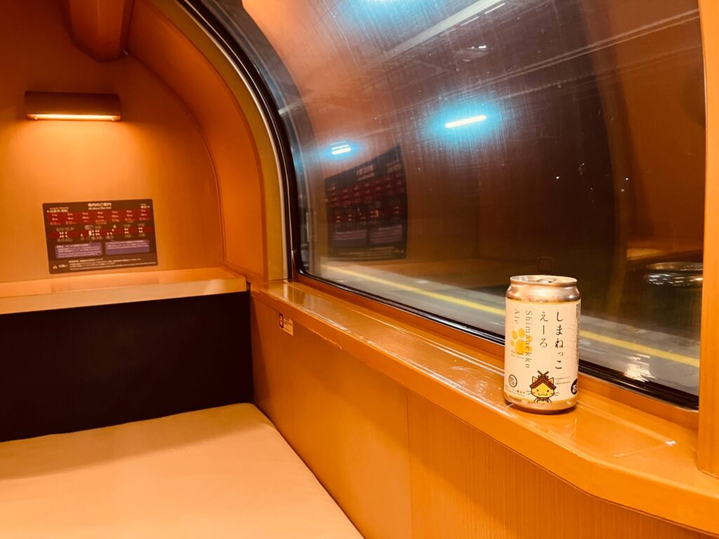 サンライズ瀬戸・出雲のシングルデラックス個室の車窓のサイドテーブル