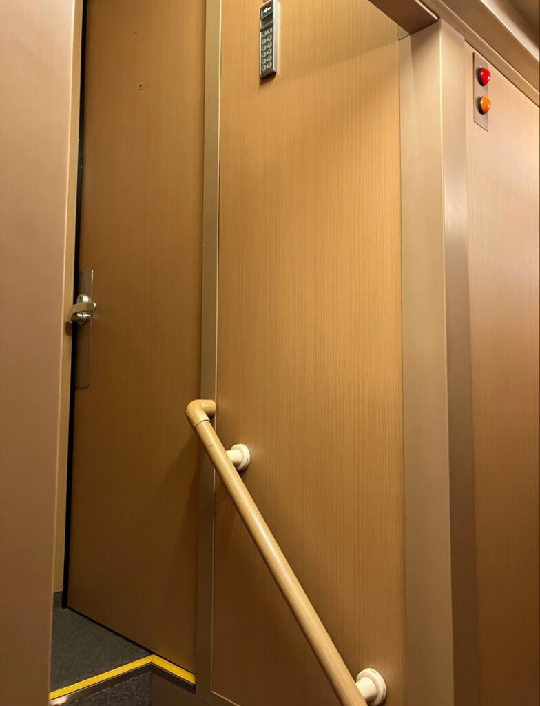 サンライズ瀬戸・出雲のシングルデラックス個室の入り口